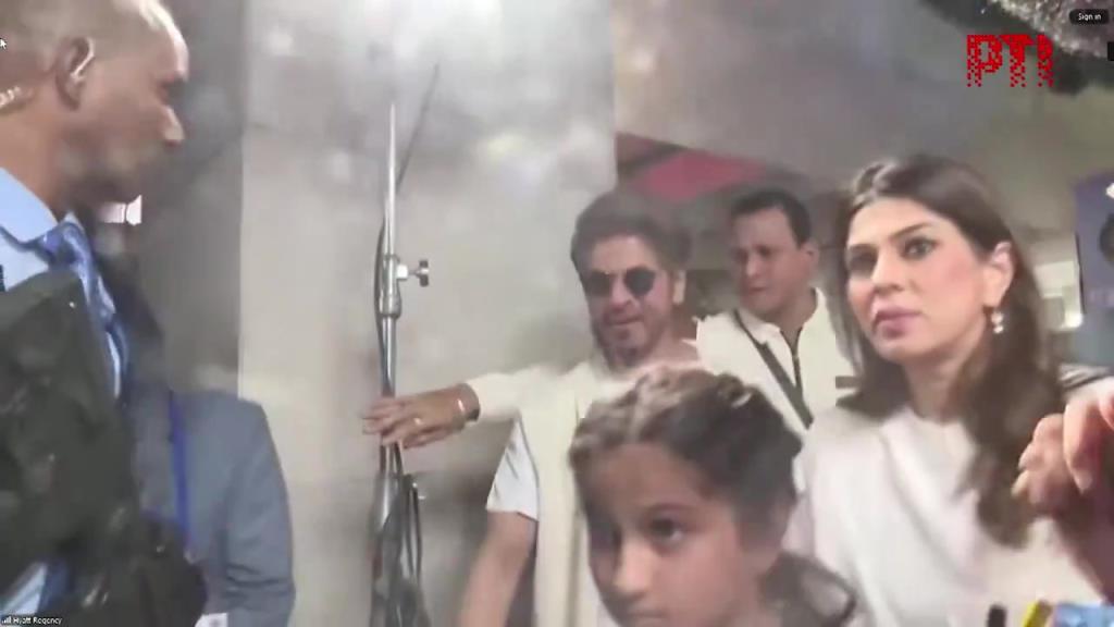 梅西和印度著名演员沙鲁克-汗见面,在现场听印度英语梅西有点懵 梅西和印度著名演员沙鲁克-汗见面,在现场听印度英语梅西有点懵