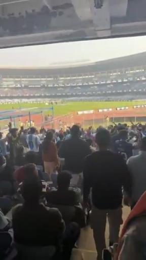 印度也有好多粉丝!印度球迷正热切期盼着梅西抵达加尔各答体育场 印度也有好多粉丝!印度球迷正热切期盼着梅西抵达加尔各答体育场