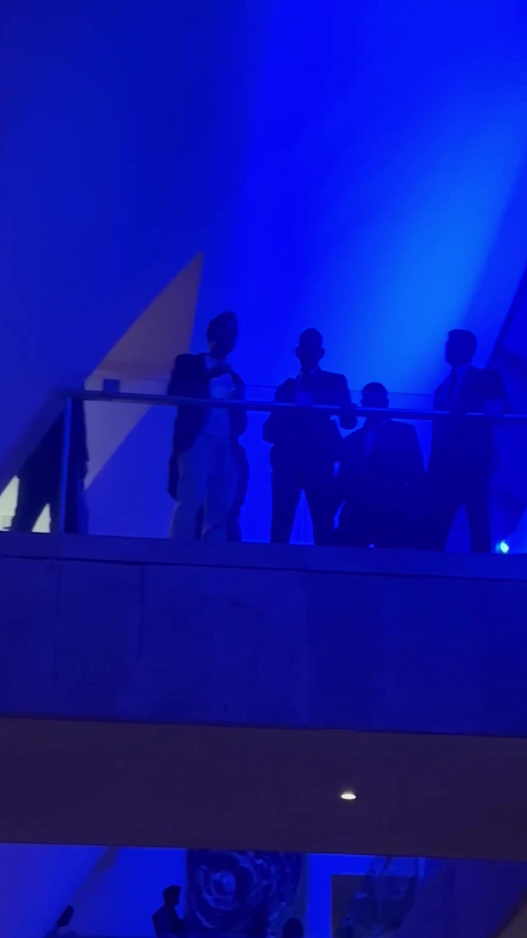 一些球迷闯入了梅西下榻的酒店,赛事方不得不进行劝说! 一些球迷闯入了梅西下榻的酒店,赛事方不得不进行劝说!