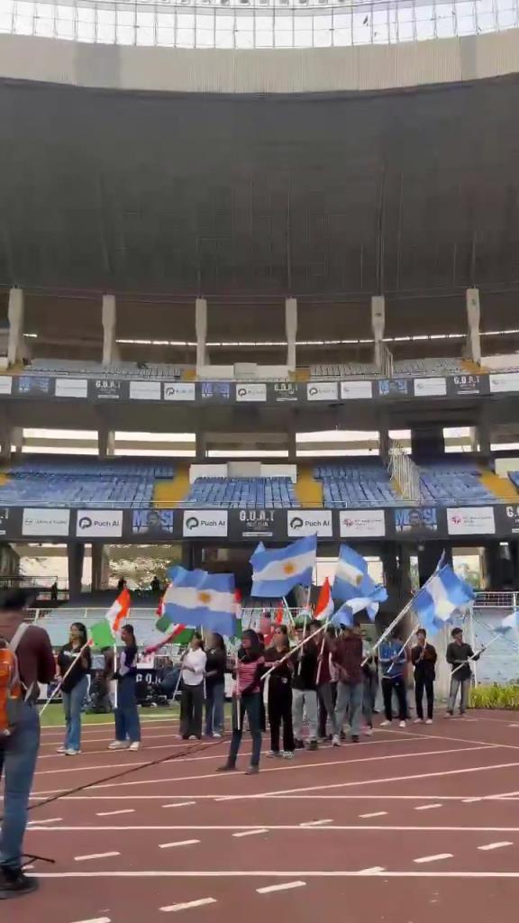 有点难评…赛事方在球场迎接梅西的现场准备和活动,咋稀稀落落的 有点难评…赛事方在球场迎接梅西的现场准备和活动,咋稀稀落落的