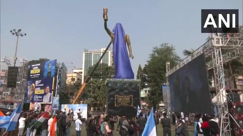 梅西通过远程屏幕揭开他的雕像,这雕像真的不太像梅西呀…… 梅西通过远程屏幕揭开他的雕像,这雕像真的不太像梅西呀……