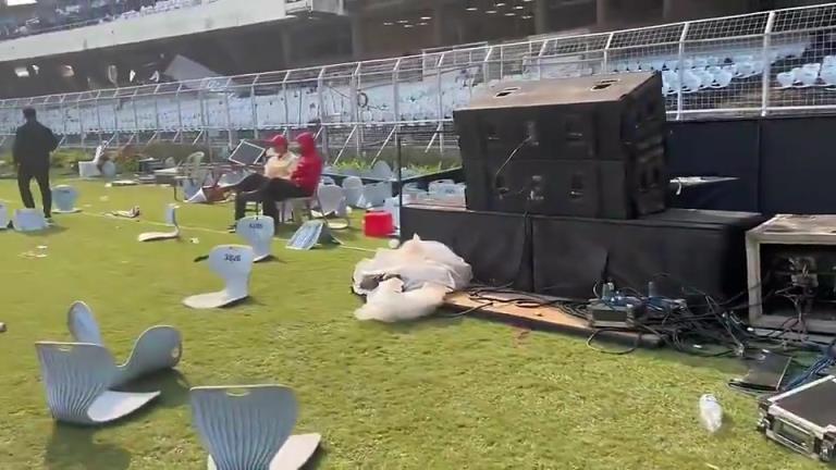 梅西离开后一片狼藉！记者晒印度球场现状：遍地瓶子、座椅！