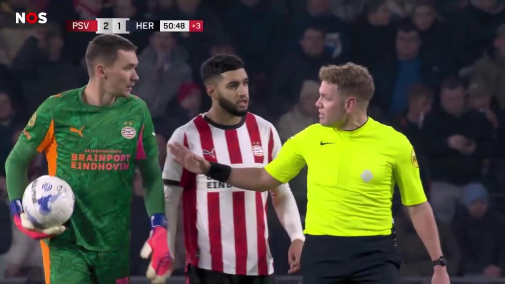 有违例吗?荷甲球员主罚点球跳步停顿骗过门将,点球轻松罚进! 有违例吗?荷甲球员主罚点球跳步停顿骗过门将,点球轻松罚进!