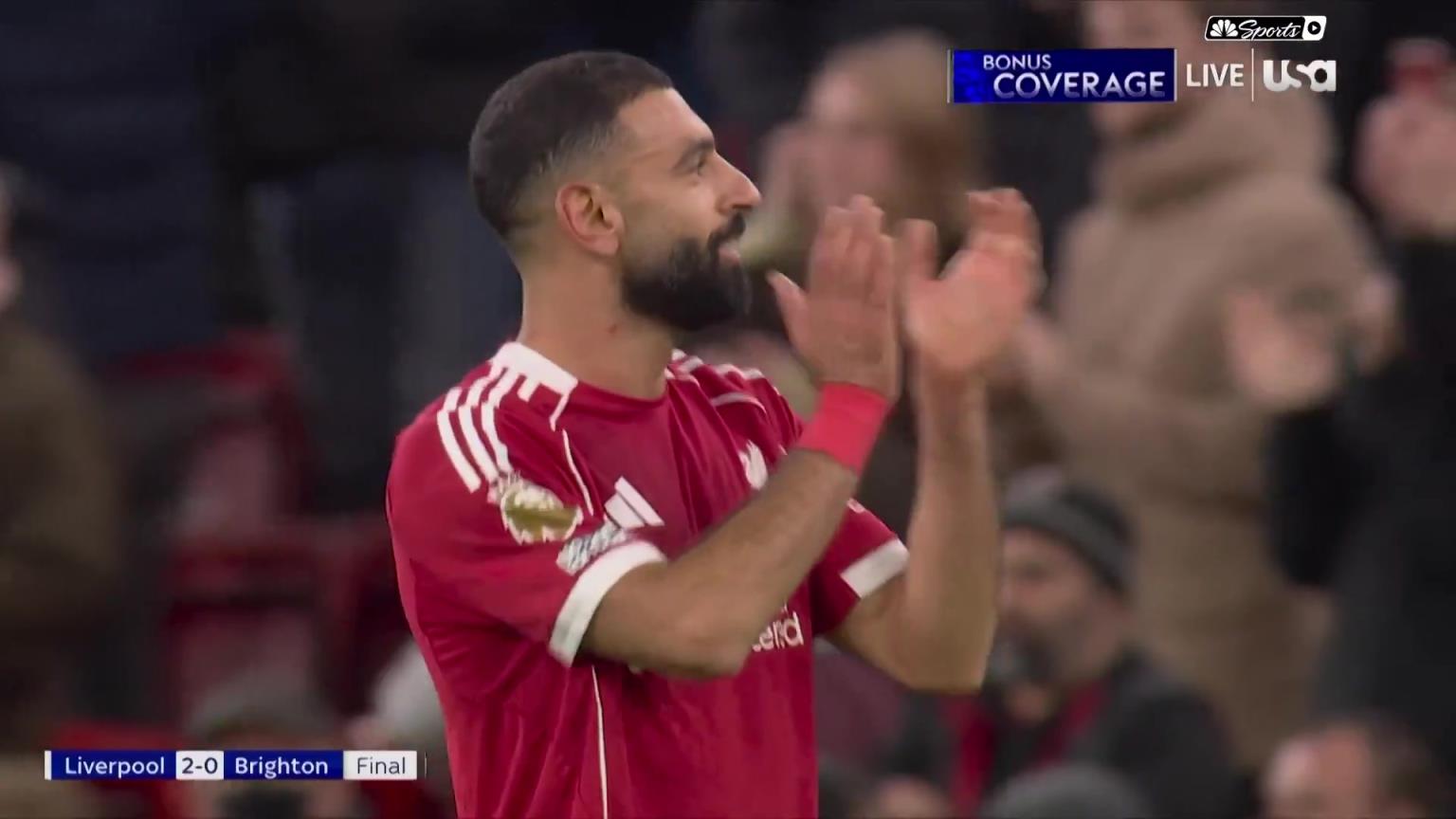 利物浦2-0赢球,赛后萨拉赫微笑着向红军球迷致意 利物浦2-0赢球,赛后萨拉赫微笑着向红军球迷致意