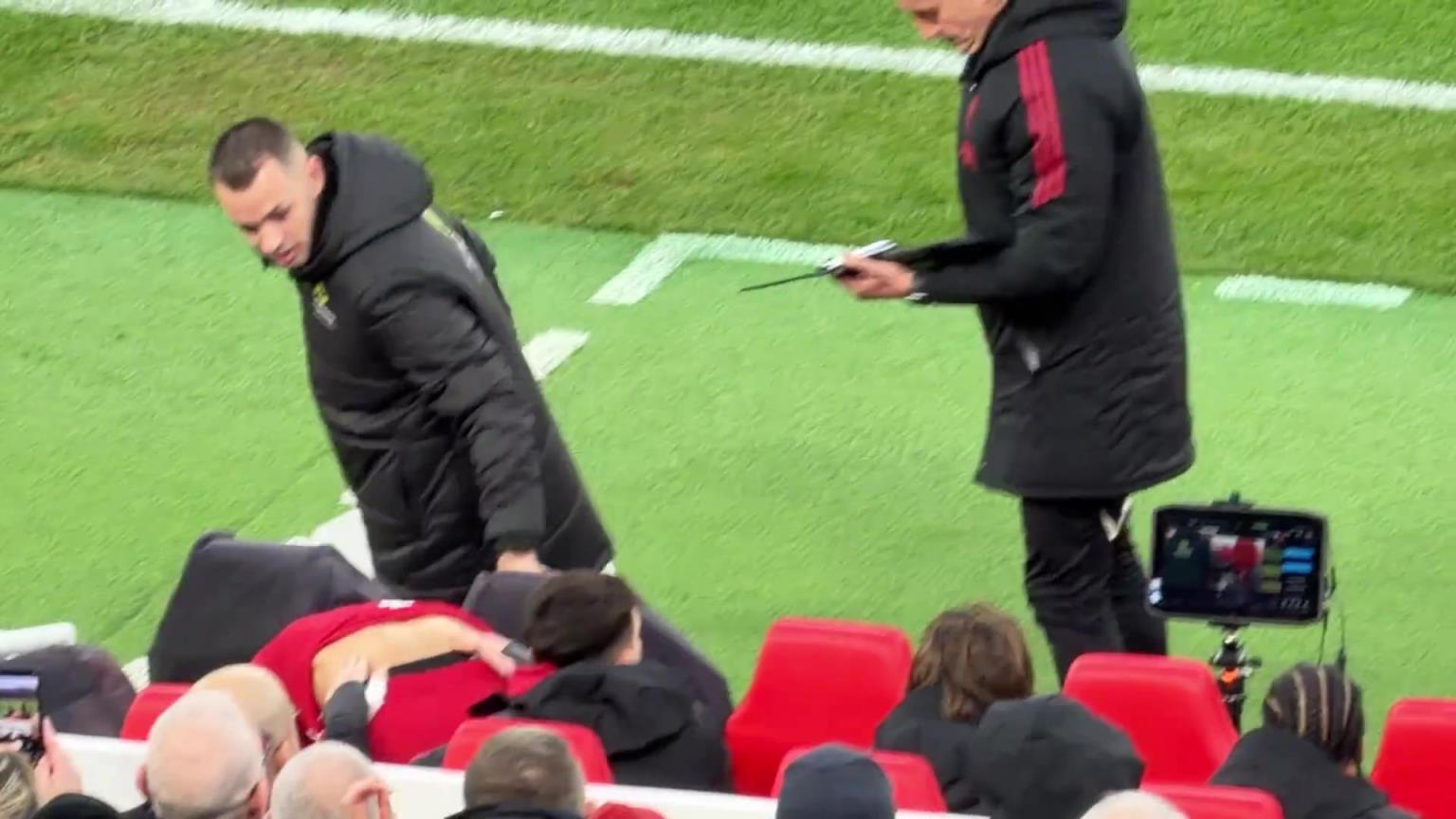 记者视频:萨拉赫在掌声中被换上场,球迷随即唱起了萨拉赫之歌 记者视频:萨拉赫在掌声中被换上场,球迷随即唱起了萨拉赫之歌