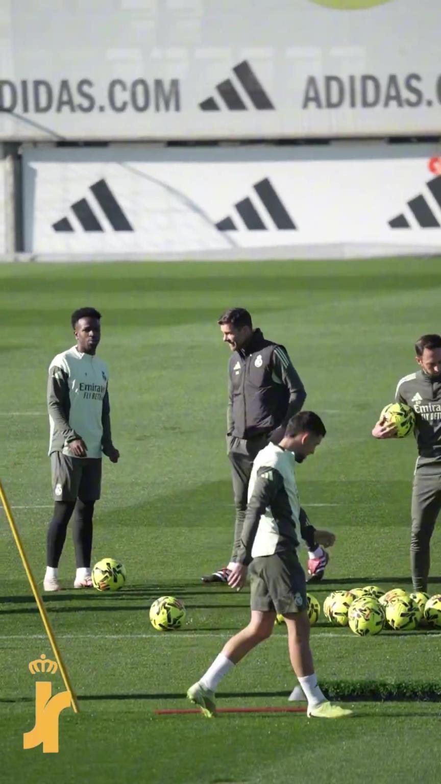 良师益友!阿隆索与维尼修斯玩传球+聊天 良师益友!阿隆索与维尼修斯玩传球+聊天