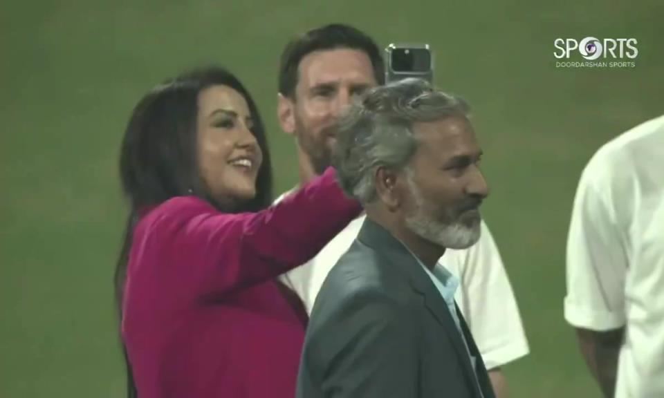 印度的阿姨们纷纷和梅西合影 印度的阿姨们纷纷和梅西合影