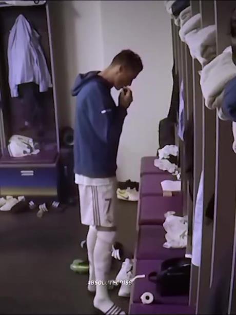 当年C罗在欧冠决赛前祈祷,希望能够连续第三次赢得冠军! 当年C罗在欧冠决赛前祈祷,希望能够连续第三次赢得冠军!