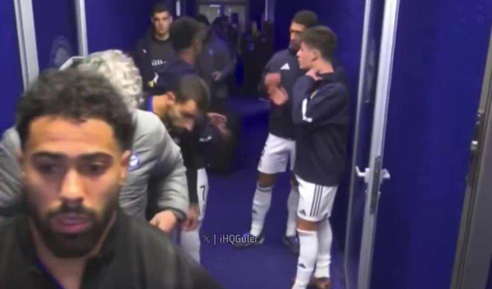 聊啥呢？维尼修斯、居勒尔和贝林厄姆互相讨论，聊得越来越起劲~