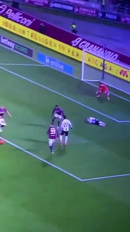 惡意!小孔塞桑慘遭對手粗暴抱摔砸地!臥槽意甲這都沒判罰… 惡意!小孔塞桑慘遭對手粗暴抱摔砸地!臥槽意甲這都沒判罰…