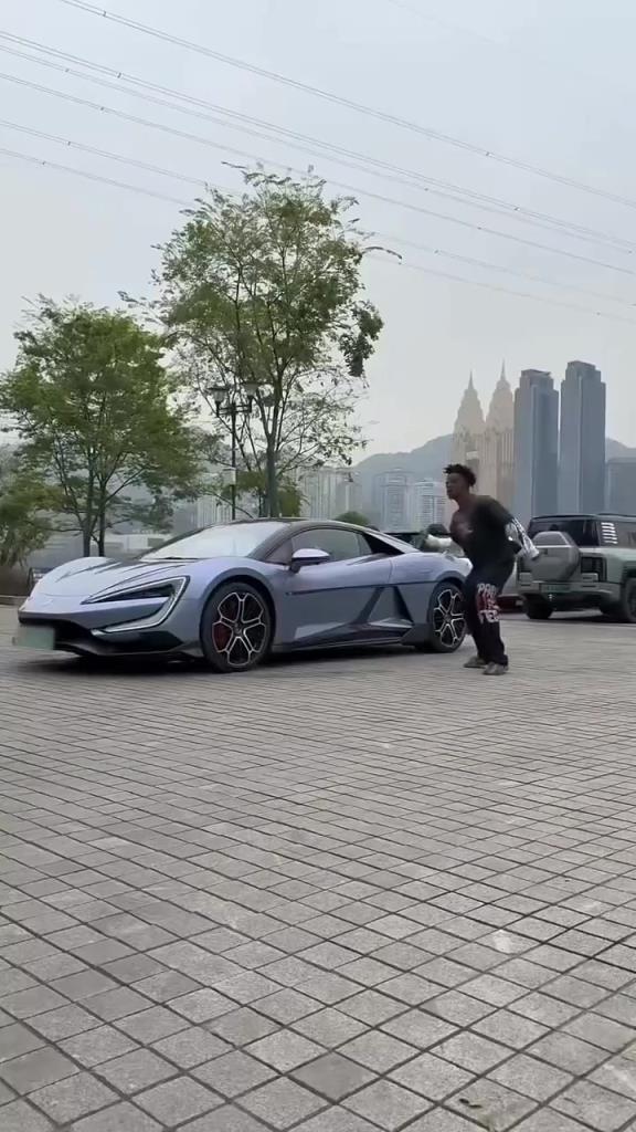 甲亢哥竟然買了一輛仰望U9!美國掛綠牌嘛,怎麽感覺是在重慶 甲亢哥竟然買了一輛仰望U9!美國掛綠牌嘛,怎麽感覺是在重慶