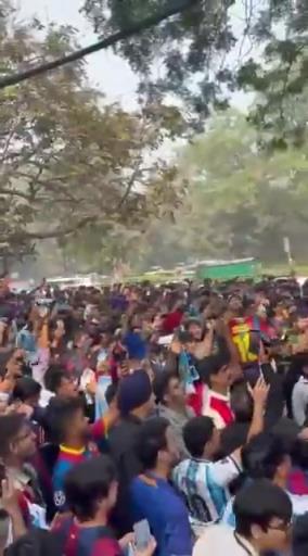 瘋狂的印度球迷等待梅西到來,現場不少人穿著阿根廷或巴薩球衣~ 瘋狂的印度球迷等待梅西到來,現場不少人穿著阿根廷或巴薩球衣~