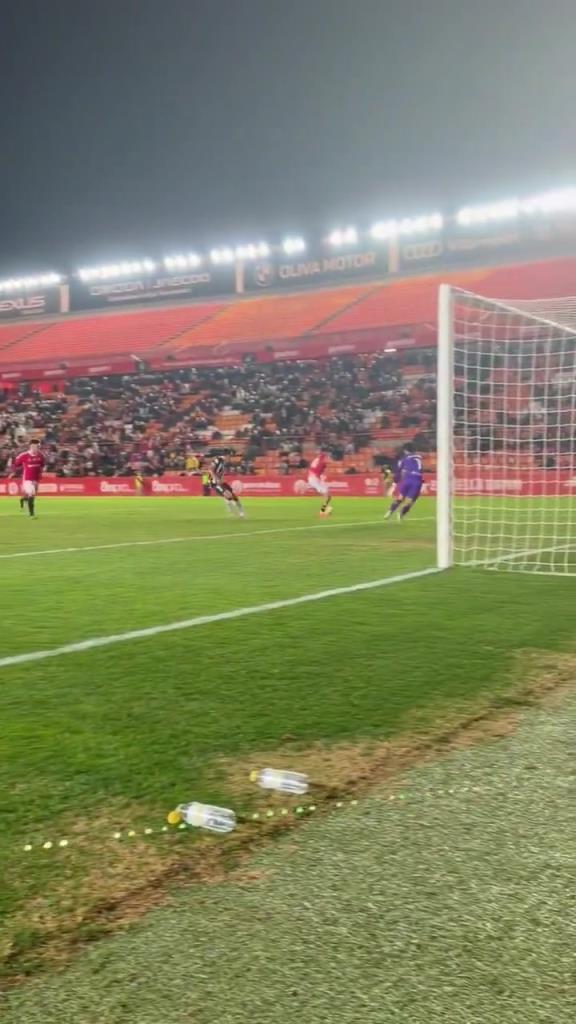 太絕了!西協甲球員腳後跟射門竟然拉出了這樣的弧線 太絕了!西協甲球員腳後跟射門竟然拉出了這樣的弧線