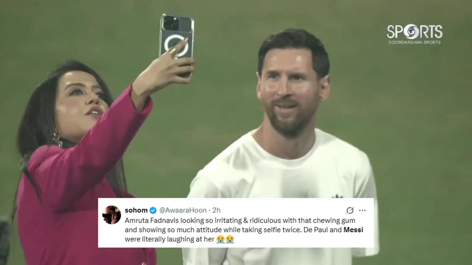 印度女演員嚼口香糖和梅西合影,網友:傲慢又令人討厭 印度女演員嚼口香糖和梅西合影,網友:傲慢又令人討厭