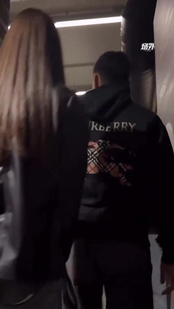 佩德裏談戀愛了?和費蘭一起帶著女伴拜訪朋友 佩德裏談戀愛了?和費蘭一起帶著女伴拜訪朋友