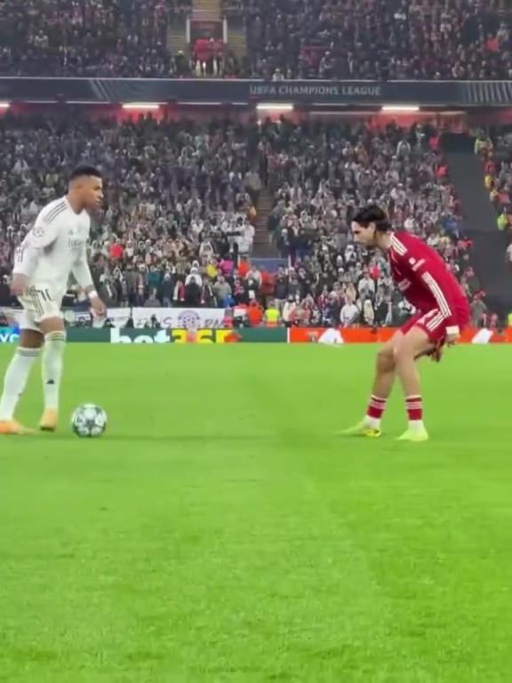 丝毫不落下风！场边视角看索博斯洛伊单防姆巴佩！