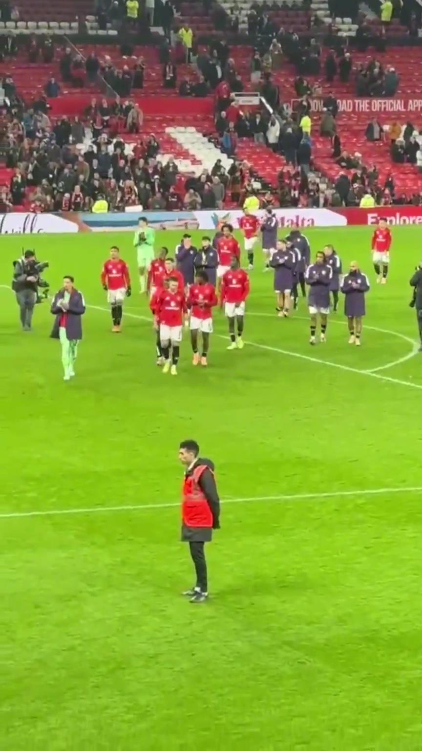 曼聯球員在老特拉福德球場離場時,全場球迷報以熱烈的掌聲! 曼聯球員在老特拉福德球場離場時,全場球迷報以熱烈的掌聲!