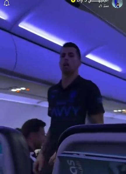 坎塞洛打掉隊友手機並調侃:你要是來這胡說八道,我就把你轟出去 坎塞洛打掉隊友手機並調侃:你要是來這胡說八道,我就把你轟出去