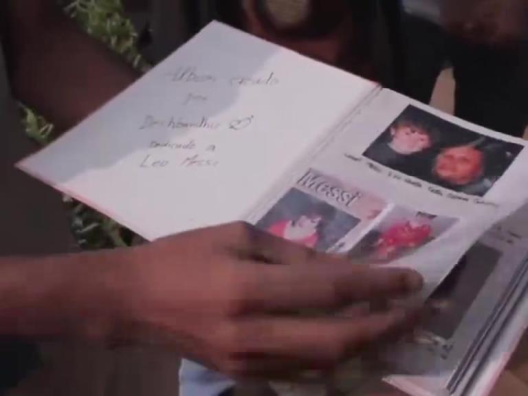 时间线完美!印度球迷展示记录梅西职业生涯的相册! 时间线完美!印度球迷展示记录梅西职业生涯的相册!