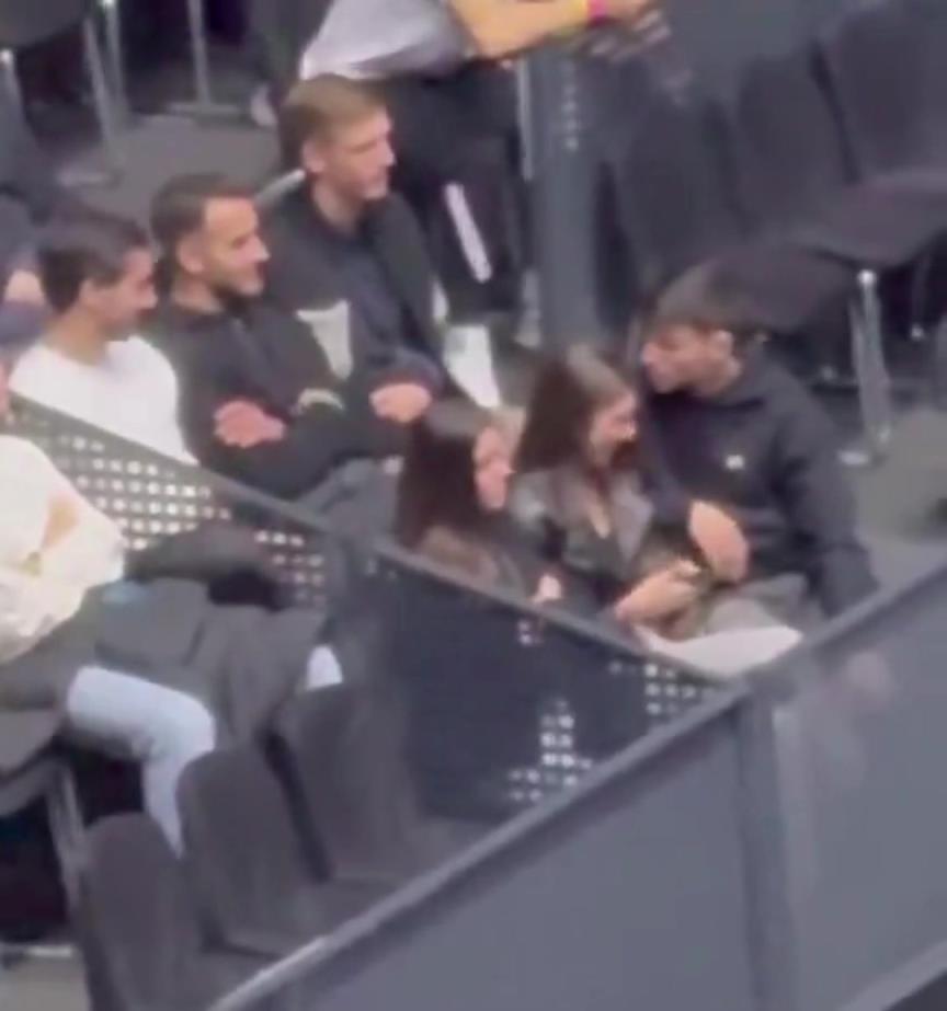 找女友了?佩德里和女伴看网球比赛 找女友了?佩德里和女伴看网球比赛