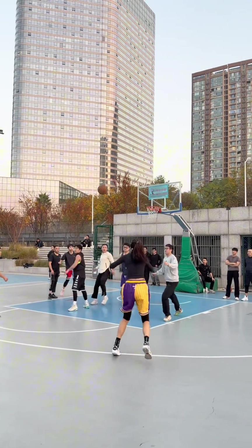 1米8篮球网红石一童晒打半场进球：不是我太猖狂 是我队友太强