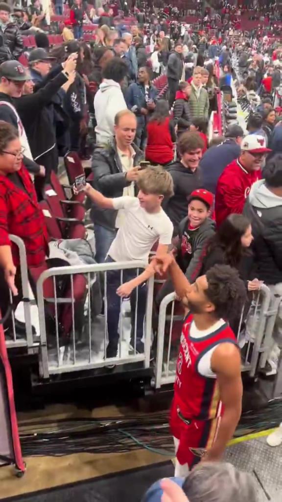 球迷在球员通道向普尔喊道：追梦根本不该打你！