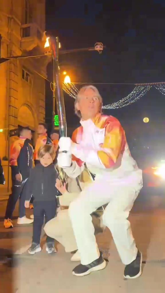 還是帥啊！菲利普因紮吉參加冬奧會火炬接力！