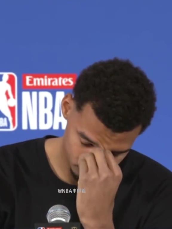 文班眼眶泛红全是泪水,用哭腔说:抱歉,我今天失去了一位亲人。 文班眼眶泛红全是泪水,用哭腔说:抱歉,我今天失去了一位亲人。