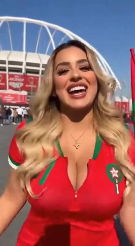 阿拉伯杯决赛在即!一富态摩洛哥女球迷为球队加油 阿拉伯杯决赛在即!一富态摩洛哥女球迷为球队加油