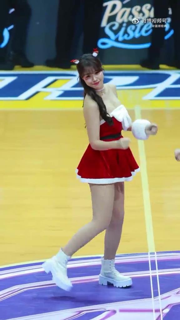 预热圣诞！中国台湾联赛啦啦队，这身穿搭还是挺惹火的
