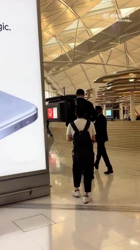 女粉丝在香港国际机场惊喜邂逅姚明！为大姚庞大的身影惊叹不已