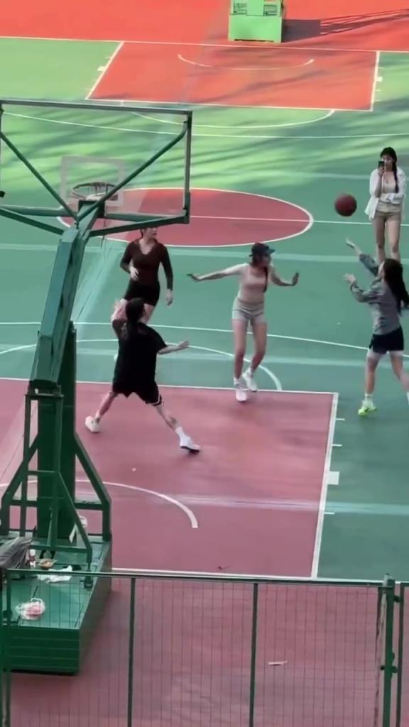 这帮女生的篮球实力，吧友们可否一战？