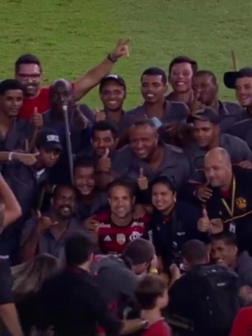 足球的魅力！弗拉門戈球員邀請清潔工一起慶祝奪冠