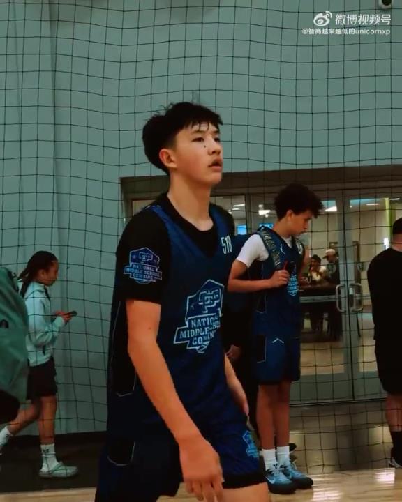 2030届华裔控卫方思岩！技术基本功不错 身体素质爆发力稍差