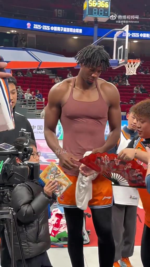 曾经NBA的盖帽王!36岁的大白边,这个身材太吓人了 曾经NBA的盖帽王!36岁的大白边,这个身材太吓人了