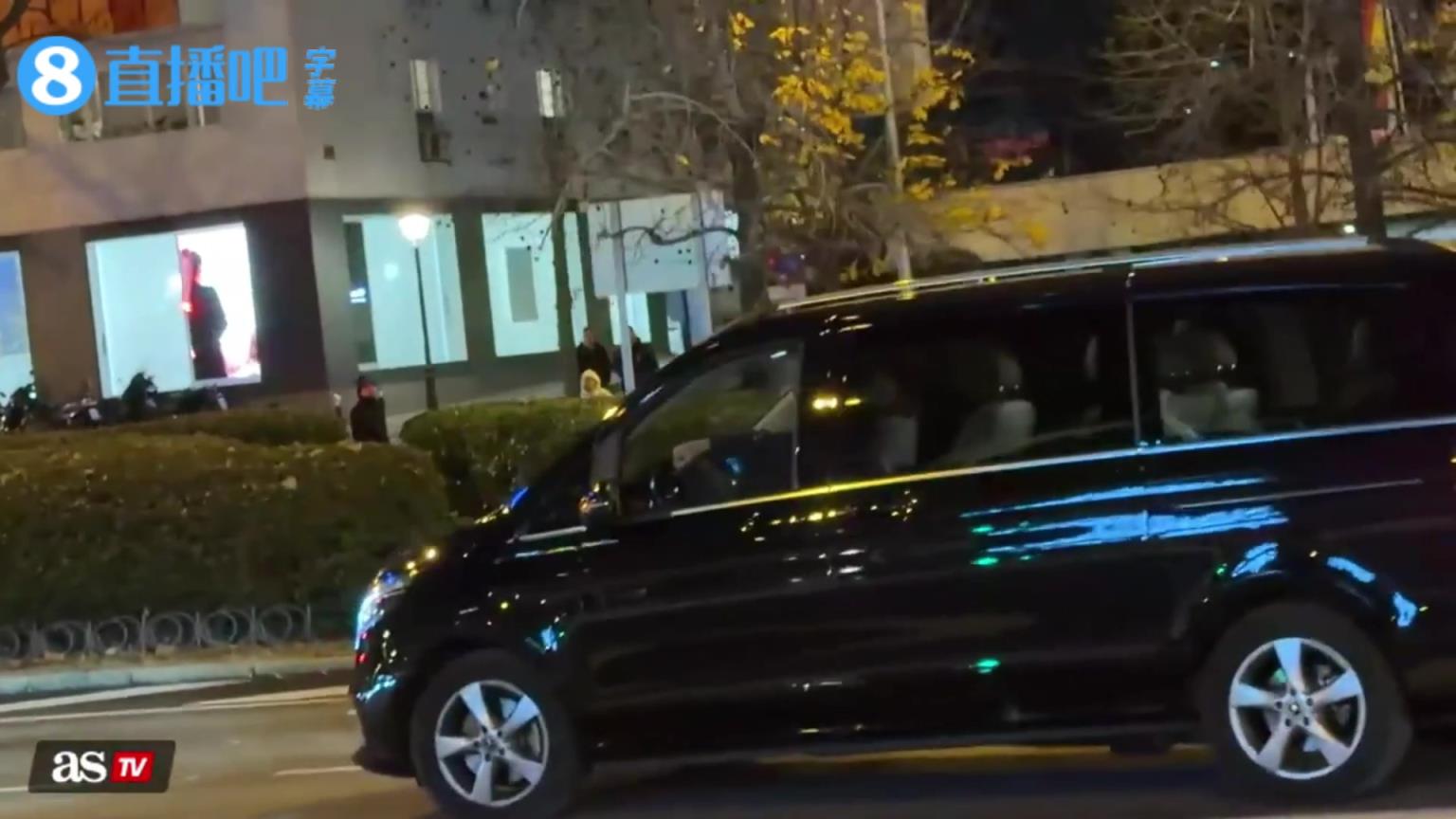 支持龙哥❗️皇马球迷对阿隆索高喊：我们爱你，请留下来