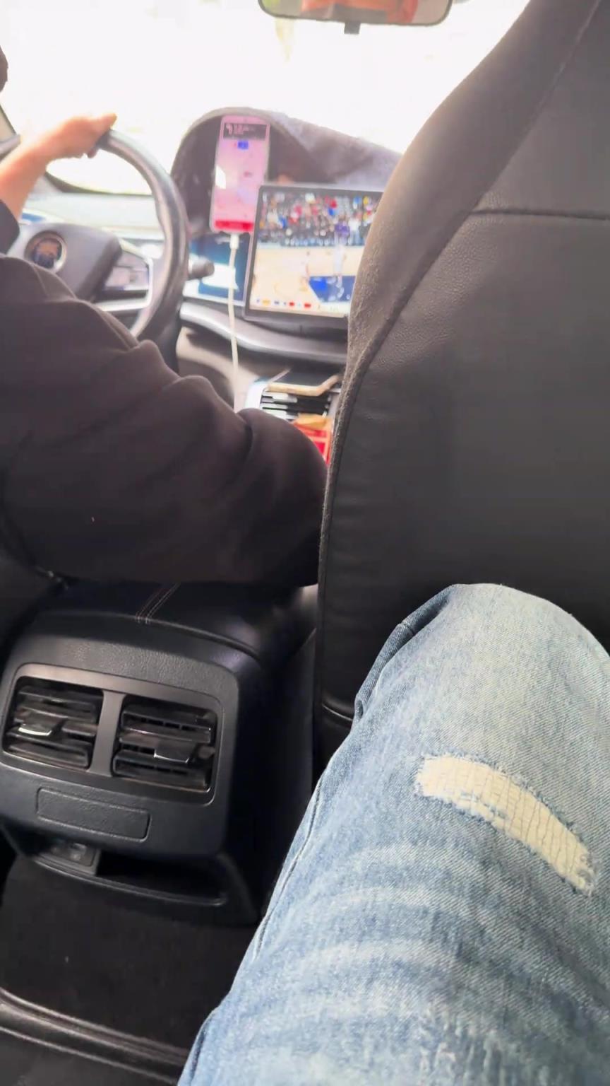 滴滴司机一看就是老球迷了 ！开车和NBA两不误啊