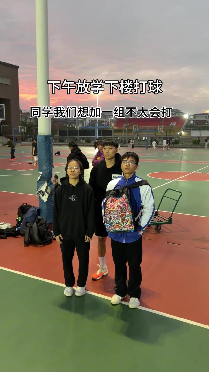 学习的压力全发泄在球场上了？身高仅1米65的他战斧跃人飞扣！