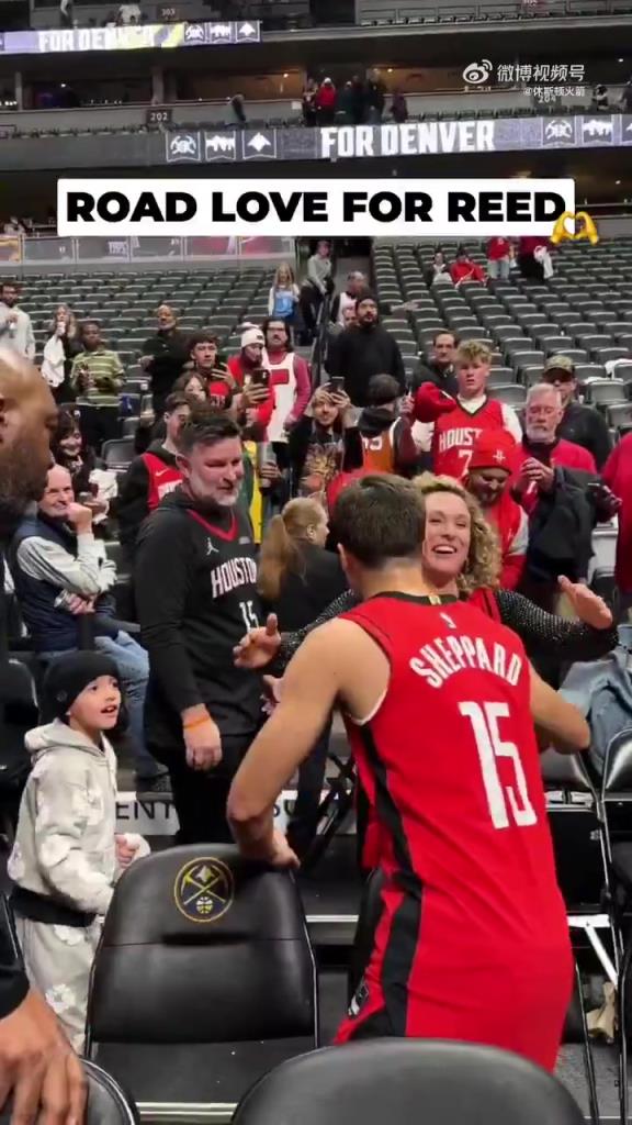 逐渐兑现火箭球迷的期待！今天赛后，谢泼德与球迷激情拥抱庆祝！