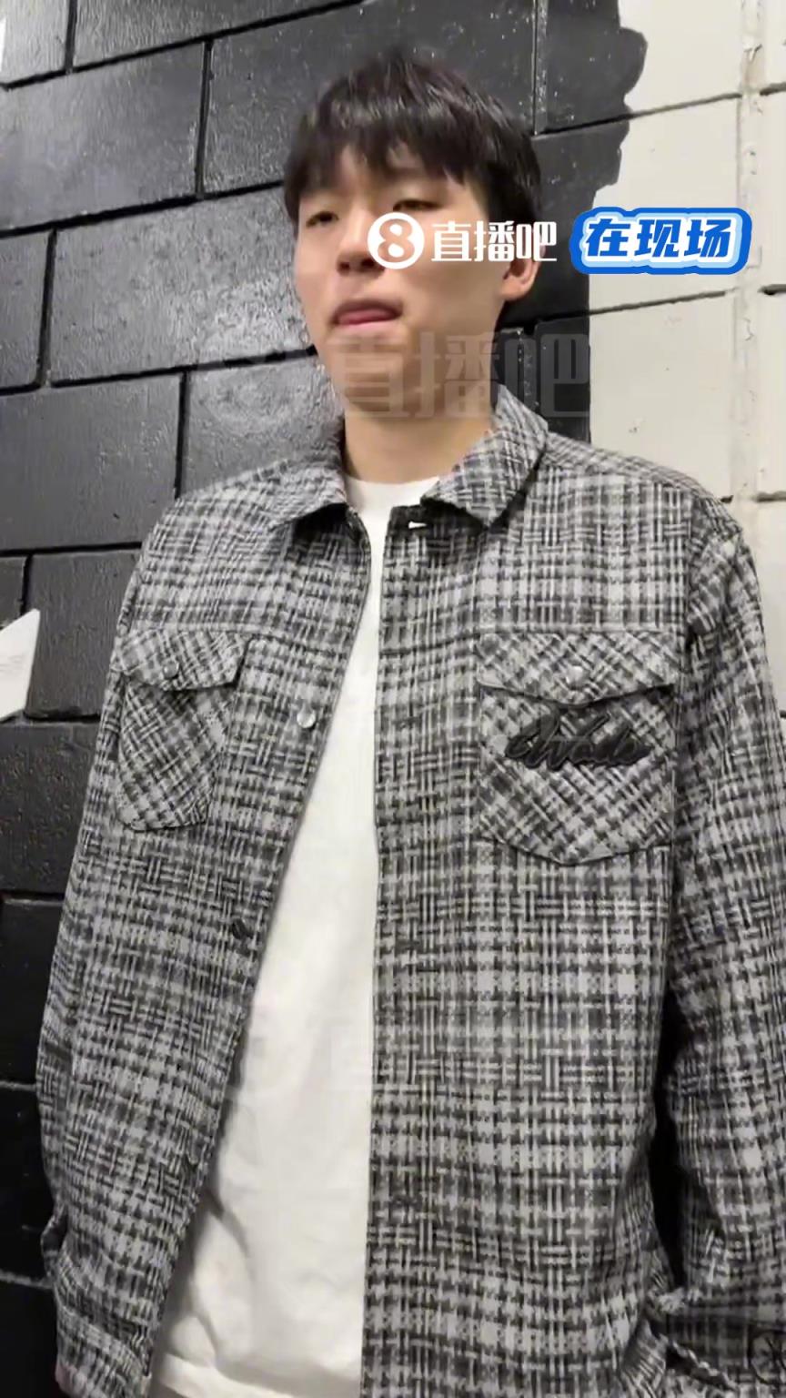 杨瀚森：大哥(克林根)抢下了关键的篮板球，为我们赢下了比赛！