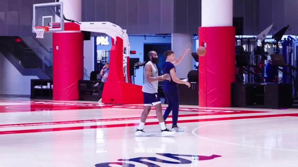 经典环节！博格丹和哈登训练中比拼三分投射！