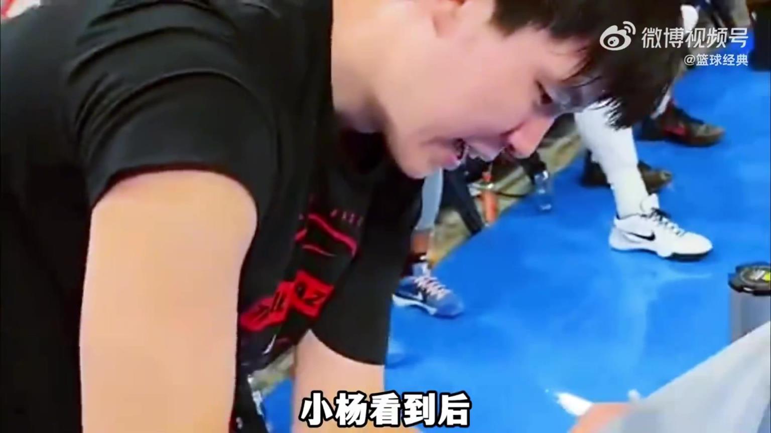 一个山东大姨举着标语找杨瀚森签名，而您猜标语上写着什么字呢？