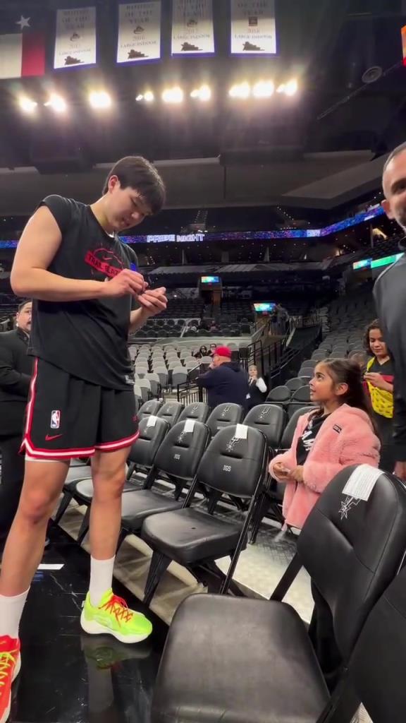 杨瀚森的小粉丝还挺多！杨瀚森昨日赛前给小球迷签名