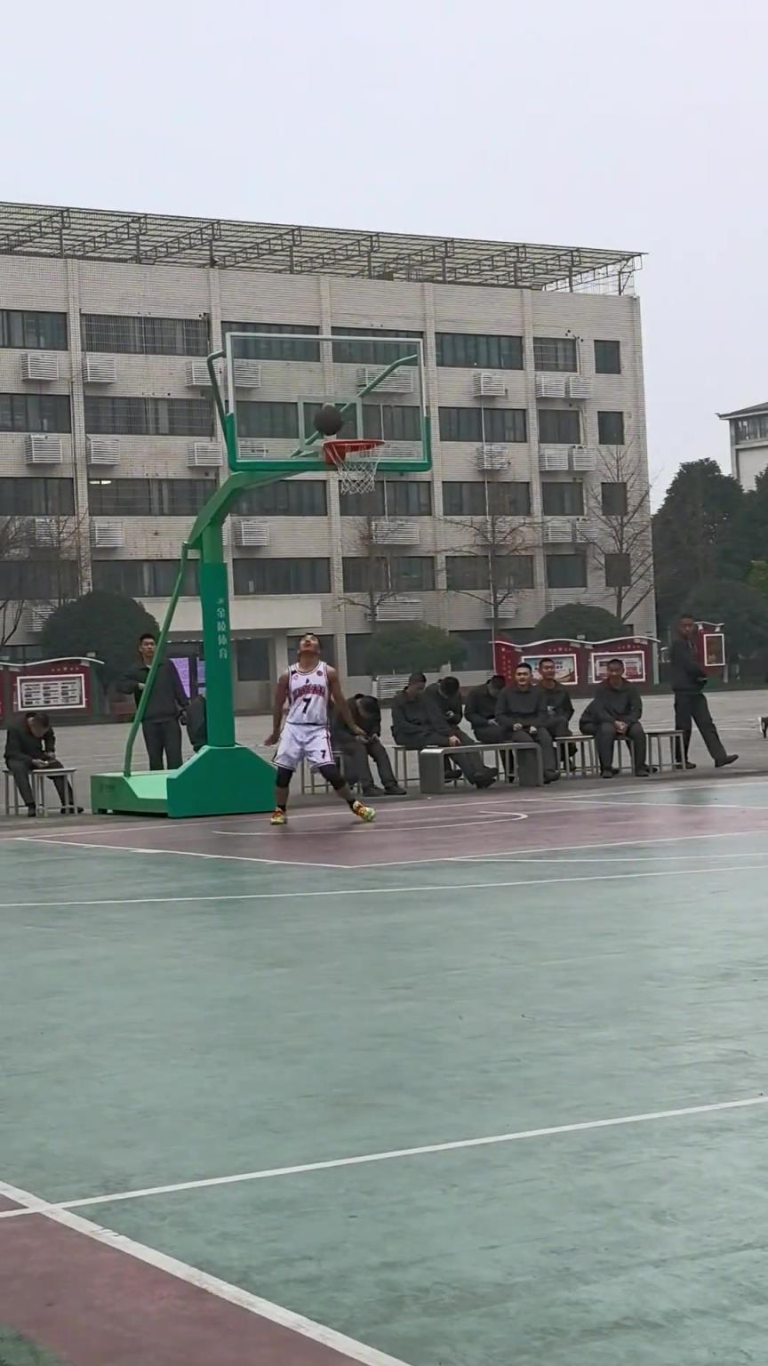 王哲林附体！野球场一位7号小哥篮下无人防连续3次打板打铁
