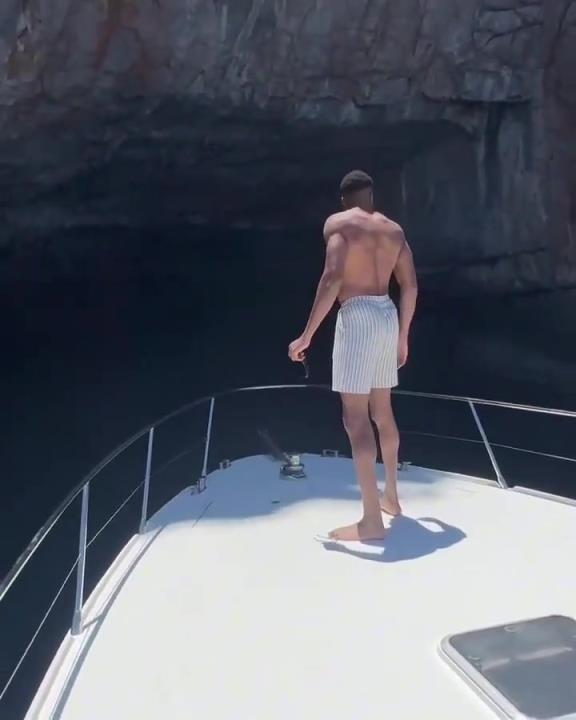 強(qiáng)壯的上肢+纖細(xì)小腿恐怖跟腱！字母哥這身體真是沒(méi)誰(shuí)了！