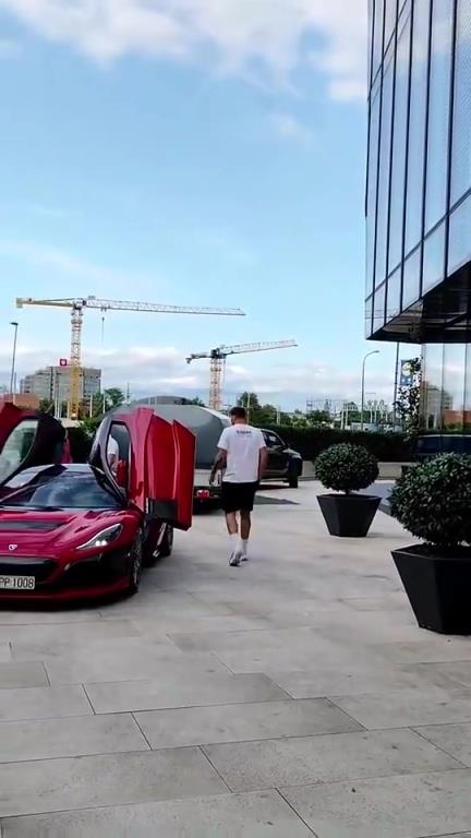 懂车的吧友来看看，东契奇这辆红色的超跑是啥车呀？看着好帅！