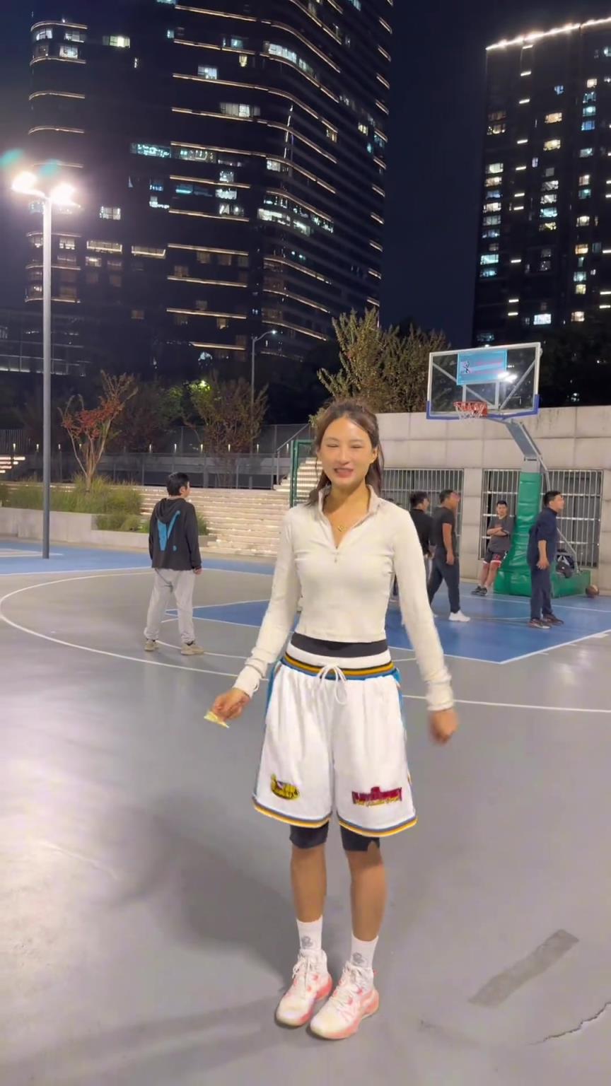 很準(zhǔn)!籃球女網(wǎng)紅石一童曬和男生打半場(chǎng)4v4連續(xù)飚中三分 很準(zhǔn)!籃球女網(wǎng)紅石一童曬和男生打半場(chǎng)4v4連續(xù)飚中三分