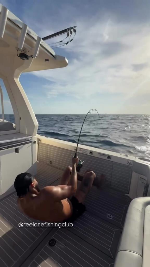 这日子过的！西蒙斯晒自己出海钓鱼视频，这是多大的鱼上钩啊？