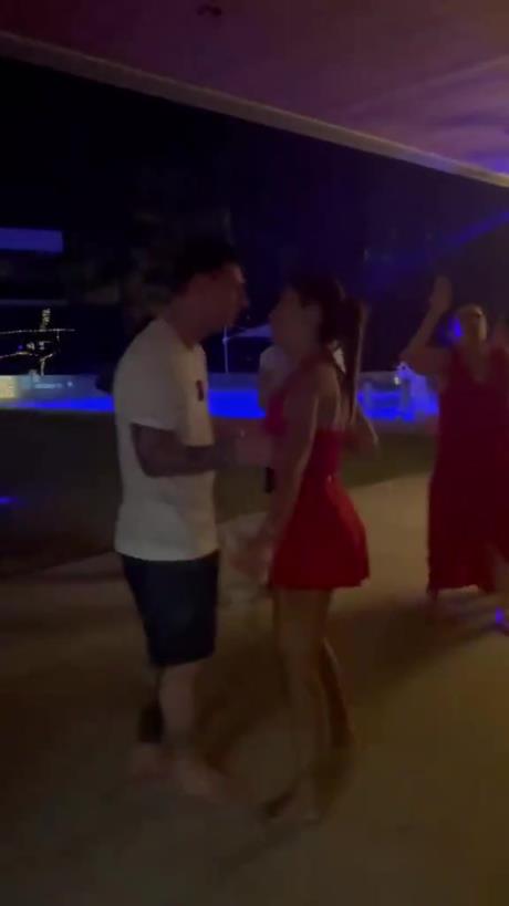 梅西：跳舞的时候，我得有点微醺才行，哈哈