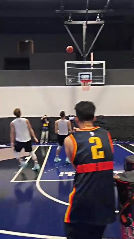 让你看看业余跟职业差距有多大？徐杰这运球速率跟投射简直太快了